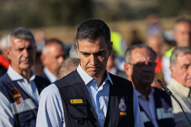 Sánchez travels to the Forward Command Post set up following the train accident in Urda, Toledo. The president of Castilla-La Mancha, Emiliano García Page, speaks to the media from the Forward Command Post on October 28, 2026, in Urda, Toledo, Castilla-La Mancha, Spain. Sánchez travels to the site of the collision between a Renfe AVE and an Iryo train to support the work of emergency response teams and express his solidarity with those affected and their families, as well as to meet with the emergency response teams. OCTOBER 28, 2026 Alejandro Martínez Vé Urda, Toledo, Castilla-La Mancha Urda, Toledo, Castilla-La Mancha, Spain  Copyright: xAlejandroxMartinezxVÃ lezx 7874894