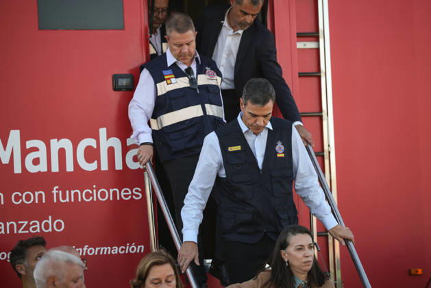 Sánchez Visits the Forward Command Post Set Up Following the Train Accident in Urda, Toledo. Prime Minister Pedro Sánchez, and the president of Castilla-La Mancha, Emiliano García Page, address the media from the Forward Command Post on October 28, 2026, in Urda, Toledo, Castilla-La Mancha, Spain. Sánchez travels to the site of the collision between a Renfe AVE and an Iryo train to support the work of emergency response teams and express his solidarity with those affected and their families, as well as to meet with the emergency response teams. OCTOBER 28, 2026 Alejandro Martínez Vé Urda, Toledo, Castilla-La Mancha Urda, Toledo, Castilla-La Mancha, Spain  Copyright: xAlejandroxMartinezxVÃ lezx 7874893