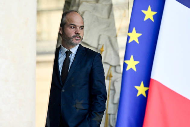 Jonathan Guemas, special advisor to the French presidency on communications and strategy, as he exits the weekly cabinet meeting at the Élysée Palace in Paris, France, on October 28, 2026. Christian Liewig Bestimage. French ministers leaving the weekly cabinet meeting at the Élysée Presidential Palace in Paris, France, on October 28, 2026. Paris, France  Copyright: xChristianxLiewigx xBestimagexChristianxLiewigx xBestimagex