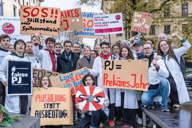 News Bilder des Tages Faires PJ, Motto der Kundgebung mit Medizinstudierenden am Maxmonument, PJ bedeutet Praktisches Jahr, die Studierenden demonstrieren für bessere Arbeits- und Ausbildungsbedingungen im Praktischen Jahr, München, 28. Oktober 2026 Deutschland, München, 28. Oktober 2026, Kundgebung unter dem Motto: Faires PJ, PJ bedeutet Praktisches Jahr, das letzte Jahr des Medizinstudiums, die Studierenden demonstrieren für bessere Arbeits- und Ausbildungsbedingungen im Praktischen Jahr, Kundgebung von Medizin-Studierenden am Maxmonument ab 14:30 Uhr, unterstützt wird die Aktion von den beiden Politikern Katha Schulze, Fraktionsvorsitzende der GRÜNEN im Bayerischen Landtag (Mitte, stehend) und Dr. Stephan Oetzinger, MdL CSU, (links neben Schulze), beid