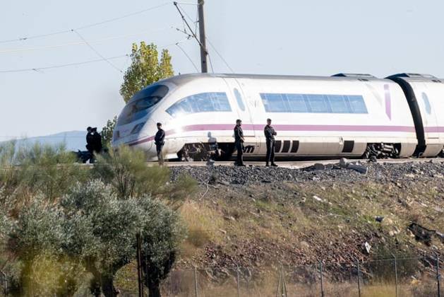 October 28, 2026, Urda, Toledo, Spain: At least 68 people have died and dozens more were injured after two high-speed passenger trains collided near Urda station in the province of Toledo on Wednesday morning, regional authorities confirmed. The catastrophe occurred at approximately 08:53 AM when a state-owned Renfe AVE train struck the rear of a stationary train operated by private carrier Iryo. More than 500 passengers were on board both convoys, which were traveling along the Madrid-Andalusia high-speed corridor. Spanish Transport Minister oscar Puente stated that the collision followed a safety system failure, after which an inexplicable order was issued from the control center allowing the AVE to proceed despite a red signal. P  - ZUMAd308 20261028_zsp_d308_016 Copyright: xJuanxCarlosxLucasx