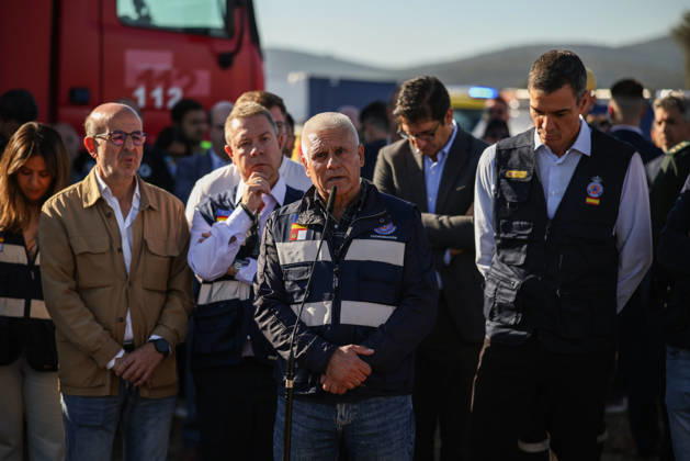 Sánchez visits the Forward Command Post set up following the train accident in Urda, Toledo. The mayor of Urda, Manuel Galán Moreno, speaks to the media alongside Prime Minister Pedro Sánchez, and the president of Castilla-La Mancha, Emiliano García Page, from the Forward Command Post, on October 28, 2026, in Urda, Toledo, Castilla-La Mancha, Spain. Sánchez travels to the site of the collision between a Renfe AVE and an Iryo train to support the work of emergency response teams and express his solidarity with those affected and their families, as well as to meet with the emergency response teams. OCTOBER 28, 2026 Alejandro Martínez Vé Urda, Toledo, Castilla-La Mancha Urda, Toledo, Castilla-La Mancha, Spain  Copyright: xAlejandroxMartinezxVÃ lezx 7874901