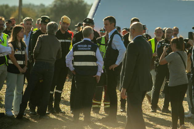 Sánchez Travels to the Forward Command Post Set Up Following the Train Accident in Urda, Toledo Prime Minister Pedro Sánchez, alongside the president of Castilla-La Mancha, Emiliano García Page, at the Forward Command Post on October 28, 2026, in Urda, Toledo, Castilla-La Mancha, Spain. Sánchez traveled to the site of the collision between a Renfe AVE and an Iryo train to support the work of emergency response teams and express his solidarity with those affected and their families, as well as to meet with the emergency response teams. OCTOBER 28, 2026 Juanma Jimé Urda, Toledo, Castilla-La Mancha Urda, Toledo, Castilla-La Mancha, Spain Copyright: xJuanmaxJimà nezx 7874902