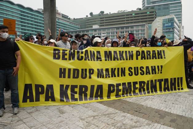 October 28, 2026, Jakarta, Indonesia: JAKARTA, INDONESIA, OCTOBER 28, 2026: University students and civil society groups demonstrate at the Hotel Indonesia roundabout (Bundaran HI) in Jakarta on Youth Pledge Day. Protesters call for forest and land fires to be declared a national disaster, a review of state spending, affordable education and the protection of civil liberties. Jakarta Indonesia - ZUMAq101 20261028_zna_q101_089 Copyright: xDennisxJoelxPutrax