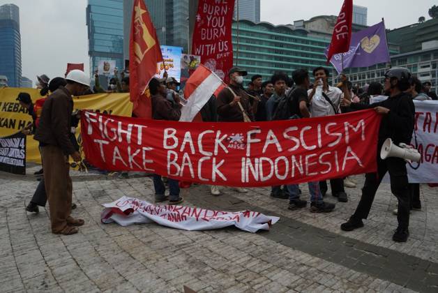 October 28, 2026, Jakarta, Indonesia: JAKARTA, INDONESIA, OCTOBER 28, 2026: University students and civil society groups demonstrate at the Hotel Indonesia roundabout (Bundaran HI) in Jakarta on Youth Pledge Day. Protesters call for forest and land fires to be declared a national disaster, a review of state spending, affordable education and the protection of civil liberties. Jakarta Indonesia  - ZUMAq101 20261028_zna_q101_100 Copyright: xDennisxJoelxPutrax