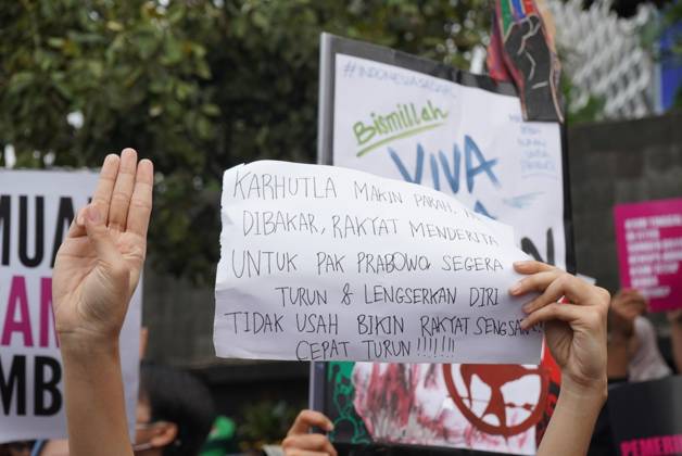 October 28, 2026, Jakarta, Indonesia: JAKARTA, INDONESIA, OCTOBER 28, 2026: University students and civil society groups demonstrate at the Hotel Indonesia roundabout (Bundaran HI) in Jakarta on Youth Pledge Day. Protesters call for forest and land fires to be declared a national disaster, a review of state spending, affordable education and the protection of civil liberties. Jakarta Indonesia - ZUMAq101 20261028_zna_q101_097 Copyright: xDennisxJoelxPutrax
