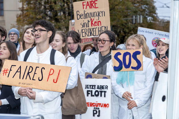 Faires PJ, Motto der Kundgebung mit Medizinstudierenden am Maxmonument, die Studierenden demonstrieren für bessere Arbeits- und Ausbildungsbedingungen im Praktischen Jahr, München, 28. Oktober 2026 Deutschland, München, 28. Oktober 2026, Kundgebung unter dem Motto: Faires PJ, PJ bedeutet Praktisches Jahr, das letzte Jahr des Medizinstudiums, die Studierenden demonstrieren für bessere Arbeits- und Ausbildungsbedingungenund eine Vergütung im Praktischen Jahr, Kundgebung von Medizin-Studierenden am Maxmonument ab 14:30 Uhr, zuvor fand eine Demozug vom Odeonsplatz hierher statt, Aktion im Rahmen der bundesweiten Aktionswoche der BVMD, Bundesvertretung der Medizinstudierenden in Deutschland, die Münchner Aktion wurde organisiert von Noemi
