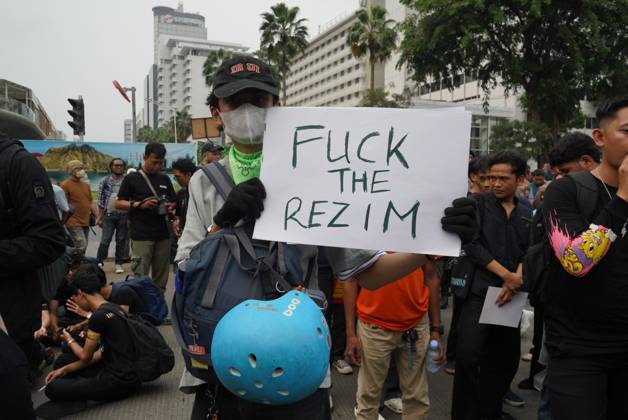 October 28, 2026, Jakarta, Indonesia: JAKARTA, INDONESIA, OCTOBER 28, 2026: University students and civil society groups demonstrate at the Hotel Indonesia roundabout (Bundaran HI) in Jakarta on Youth Pledge Day. Protesters call for forest and land fires to be declared a national disaster, a review of state spending, affordable education and the protection of civil liberties. Jakarta Indonesia  - ZUMAq101 20261028_zna_q101_102 Copyright: xDennisxJoelxPutrax
