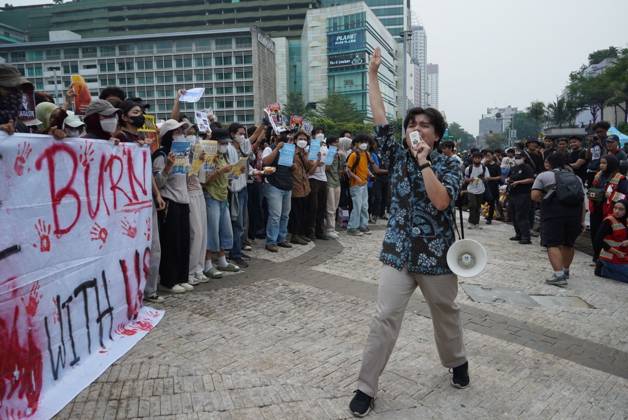 October 28, 2026, Jakarta, Indonesia: JAKARTA, INDONESIA, OCTOBER 28, 2026: University students and civil society groups demonstrate at the Hotel Indonesia roundabout (Bundaran HI) in Jakarta on Youth Pledge Day. Protesters call for forest and land fires to be declared a national disaster, a review of state spending, affordable education and the protection of civil liberties. Jakarta Indonesia - ZUMAq101 20261028_zna_q101_096 Copyright: xDennisxJoelxPutrax