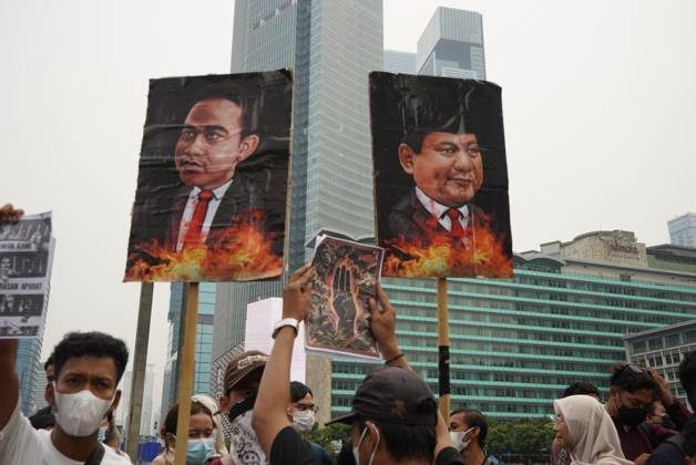 October 28, 2026, Jakarta, Indonesia: JAKARTA, INDONESIA, OCTOBER 28, 2026: University students and civil society groups demonstrate at the Hotel Indonesia roundabout (Bundaran HI) in Jakarta on Youth Pledge Day. Protesters call for forest and land fires to be declared a national disaster, a review of state spending, affordable education and the protection of civil liberties. Jakarta Indonesia - ZUMAq101 20261028_zna_q101_114 Copyright: xDennisxJoelxPutrax