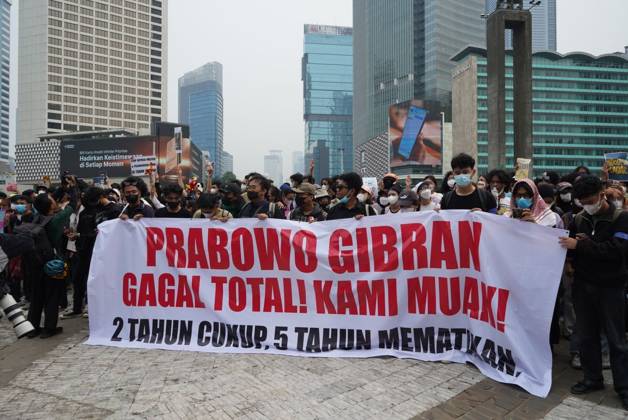 October 28, 2026, Jakarta, Indonesia: JAKARTA, INDONESIA, OCTOBER 28, 2026: University students and civil society groups demonstrate at the Hotel Indonesia roundabout (Bundaran HI) in Jakarta on Youth Pledge Day. Protesters call for forest and land fires to be declared a national disaster, a review of state spending, affordable education and the protection of civil liberties. Jakarta Indonesia - ZUMAq101 20261028_zna_q101_115 Copyright: xDennisxJoelxPutrax