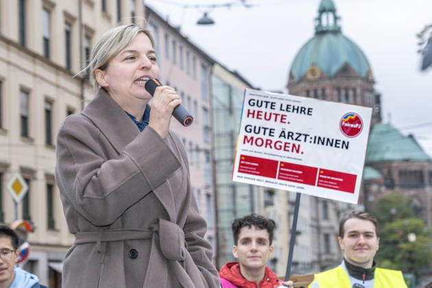 Katharina Schulze, Fraktionsvorsitzende der GRÜNEN im Bayerischen Landtag, Rednerin bei Kundgebung Faires PJ, Motto der Demo von Medizinstudierenden am Maxmonument, PJ bedeutet Praktischen Jahr, München, 28. Oktober 2026 Deutschland, München, 28. Oktober 2026, Katharina Schulze, Fraktionsvorsitzende der GRÜNEN im Bayerischen Landtag, Rednerin bei Kundgebung unter dem Motto: Faires PJ, PJ bedeutet Praktisches Jahr, das letzte Jahr des Medizinstudiums, die Studierenden demonstrieren für bessere Arbeits- und Ausbildungsbedingungen im Praktischen Jahr, Kundgebung von Medizin-Studierenden am Maxmonument ab 14:30 Uhr, zuvor fand eine Demozug vom Odeonsplatz hierher statt, Aktion im Rahmen der bundesweiten Aktionswoche der BVMD, Bundesvertr