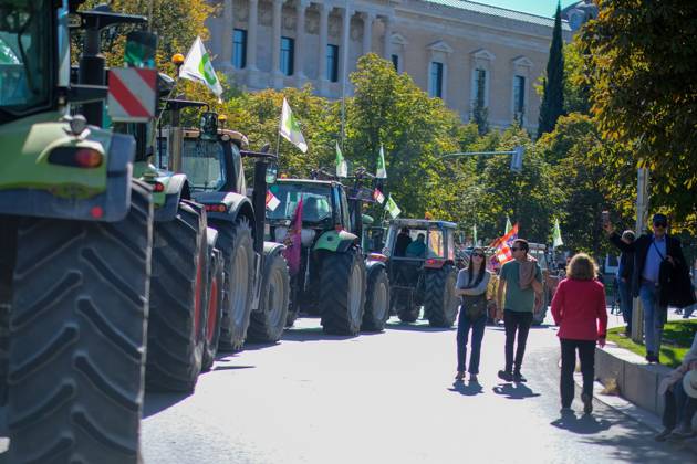October 28, 2026, Madrid, Spain: MADRID, SPAIN, OCTOBER 28, 2026: Farmers take part in a tractor protest in Madrid, demanding urgent measures to address rising production costs and declining farm profitability. Organized by agricultural groups ASAJA, COAG and Unio³n de Uniones, the demonstration calls for fair prices, reduced bureaucracy and stronger support for the farming sector. Madrid Spain - ZUMAq101 20261028_zna_q101_123 Copyright: xAntonioxNaviax