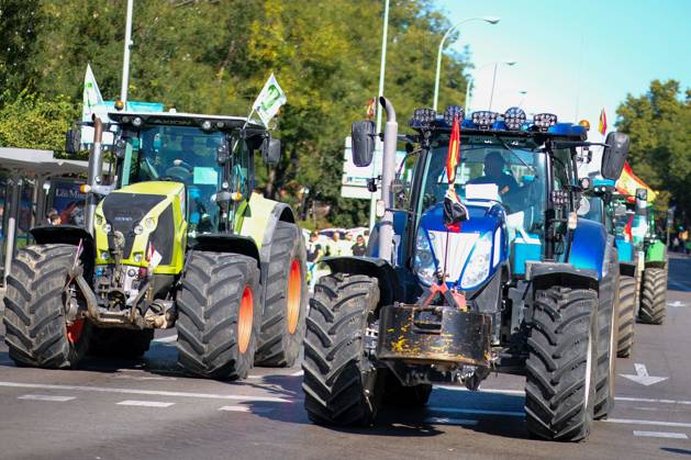 October 28, 2026, Madrid, Spain: MADRID, SPAIN, OCTOBER 28, 2026: Farmers take part in a tractor protest in Madrid, demanding urgent measures to address rising production costs and declining farm profitability. Organized by agricultural groups ASAJA, COAG and Union de Uniones, the demonstration calls for fair prices, reduced bureaucracy and stronger support for the farming sector. Madrid Spain - ZUMAq101 20261028_zna_q101_122 Copyright: xAntonioxNaviax