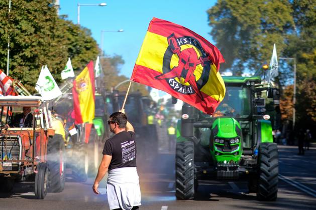 October 28, 2026, Madrid, Spain: MADRID, SPAIN, OCTOBER 28, 2026: Farmers take part in a tractor protest in Madrid, demanding urgent measures to address rising production costs and declining farm profitability. Organized by agricultural groups ASAJA, COAG and Union de Uniones, the demonstration calls for fair prices, reduced bureaucracy and stronger support for the farming sector. Madrid Spain - ZUMAq101 20261028_zna_q101_125 Copyright: xAntonioxNaviax