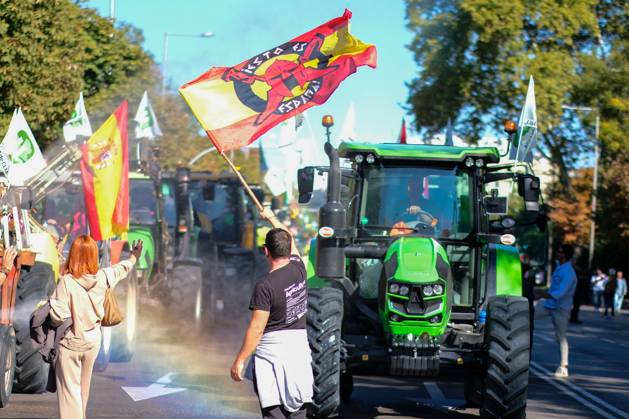 October 28, 2026, Madrid, Spain: MADRID, SPAIN, OCTOBER 28, 2026: Farmers take part in a tractor protest in Madrid, demanding urgent measures to address rising production costs and declining farm profitability. Organized by agricultural groups ASAJA, COAG and Union de Uniones, the demonstration calls for fair prices, reduced bureaucracy and stronger support for the farming sector. Madrid Spain - ZUMAq101 20261028_zna_q101_130 Copyright: xAntonioxNaviax