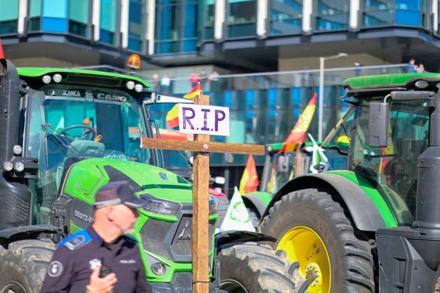 October 28, 2026, Madrid, Spain: MADRID, SPAIN, OCTOBER 28, 2026: Farmers take part in a tractor protest in Madrid, demanding urgent measures to address rising production costs and declining farm profitability. Organized by agricultural groups ASAJA, COAG and Union de Uniones, the demonstration calls for fair prices, reduced bureaucracy and stronger support for the farming sector. Madrid Spain - ZUMAq101 20261028_zna_q101_129 Copyright: xAntonioxNaviax