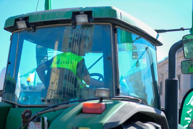 October 28, 2026, Madrid, Spain: MADRID, SPAIN, OCTOBER 28, 2026: Farmers take part in a tractor protest in Madrid, demanding urgent measures to address rising production costs and declining farm profitability. Organized by agricultural groups ASAJA, COAG and Union de Uniones, the demonstration calls for fair prices, reduced bureaucracy and stronger support for the farming sector. Madrid Spain - ZUMAq101 20261028_zna_q101_131 Copyright: xAntonioxNaviax