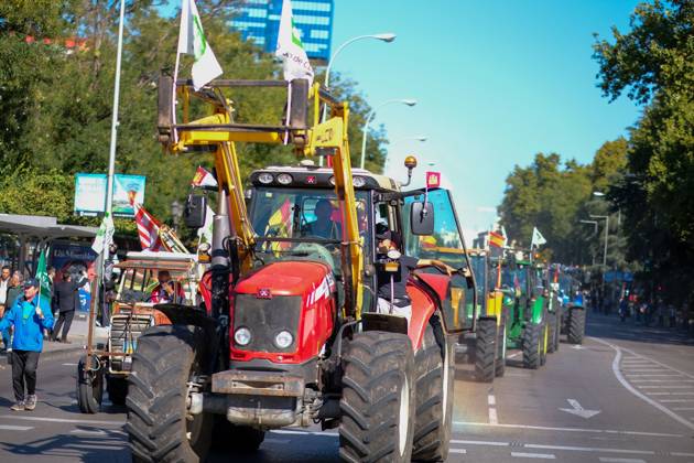 October 28, 2026, Madrid, Spain: MADRID, SPAIN, OCTOBER 28, 2026: Farmers take part in a tractor protest in Madrid, demanding urgent measures to address rising production costs and declining farm profitability. Organized by agricultural groups ASAJA, COAG and Union de Uniones, the demonstration calls for fair prices, reduced bureaucracy and stronger support for the farming sector. Madrid Spain - ZUMAq101 20261028_zna_q101_135 Copyright: xAntonioxNaviax