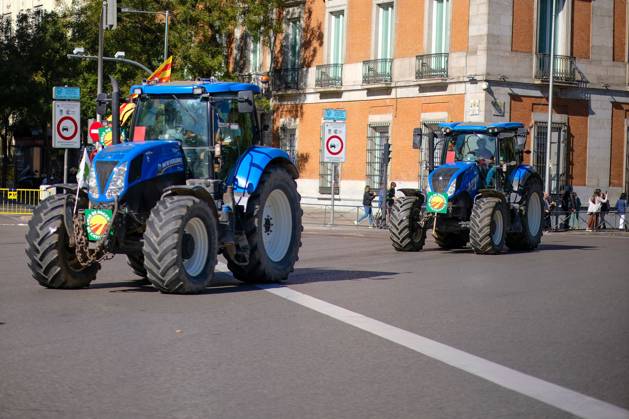 October 28, 2026, Madrid, Spain: MADRID, SPAIN, OCTOBER 28, 2026: Farmers take part in a tractor protest in Madrid, demanding urgent measures to address rising production costs and declining farm profitability. Organized by agricultural groups ASAJA, COAG and Union de Uniones, the demonstration calls for fair prices, reduced bureaucracy and stronger support for the farming sector. Madrid Spain - ZUMAq101 20261028_zna_q101_136 Copyright: xAntonioxNaviax