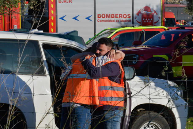 News Bilder des Tages Two trains collide at the Urda station in Toledo. Two people embrace at the scene of the accident on October 28, 2026, in Urda, Toledo, Castile-La Mancha, Spain. Two trains collided on the morning of Wednesday, October 28, at the station in the Toledo town of Urda. Firefighters from the Alcázar de San Juan and Orgaz stations, Civil Protection teams from several surrounding towns, three medical helicopters, and two ambulances. OCTOBER 28, 2026 Eusebio Garcí Urda, Toledo, Castile-La Mancha Urda, Toledo, Castile-La Mancha, Spain Copyright: xEusebioxGarciaxdelxCastillox 7874946