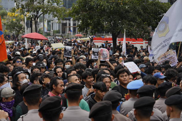 October 28, 2026, Jakarta, Indonesia: University students take part in a protest near the Thamrin area in Jakarta, Demonstrators gather in the city center carrying banners and placards, while police officers maintain a line around the crowd. Jakarta Indonesia - ZUMAm265 20261028_zip_m265_007 Copyright: xAndrixMunazirx