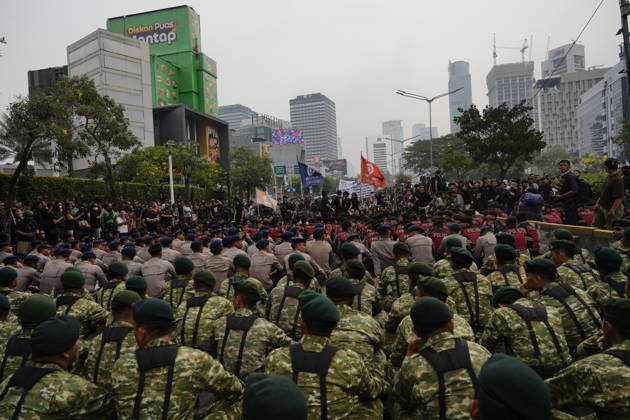 October 28, 2026, Jakarta, Indonesia: Indonesian police officers and military personnel sit facing student protesters during a demonstration near thamrin Jakarta Indonesia - ZUMAm265 20261028_zip_m265_011 Copyright: xAndrixMunazirx