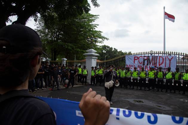 October 28, 2026, Yogyakarta, Indonesia: YOGYAKARTA, INDONESIA, OCTOBER 28, 2026: Students demonstrate at the Kilometer Zero intersection in Yogyakarta, criticizing the first two years of President Prabowo Subianto and Vice President Gibran Rakabuming Raka™s administration. Protesters demand lower prices for basic necessities, access to quality education, a review of public spending and an end to militarization in civilian spaces. They also call for forest and land fires to be declared a national disaster. Yogyakarta Indonesia - ZUMAq101 20261028_zna_q101_139 Copyright: xTopenxAnggaraxSaputrax