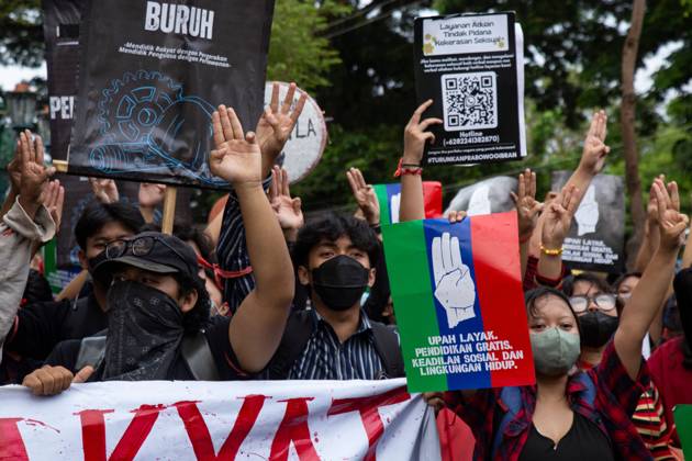 News Bilder des Tages October 28, 2026, Yogyakarta, Indonesia: YOGYAKARTA, INDONESIA, OCTOBER 28, 2026: Students demonstrate at the Kilometer Zero intersection in Yogyakarta, criticizing the first two years of President Prabowo Subianto and Vice President Gibran Rakabuming Raka™s administration. Protesters demand lower prices for basic necessities, access to quality education, a review of public spending and an end to militarization in civilian spaces. They also call for forest and land fires to be declared a national disaster. Yogyakarta Indonesia - ZUMAq101 20261028_zna_q101_141 Copyright: xTopenxAnggaraxSaputrax