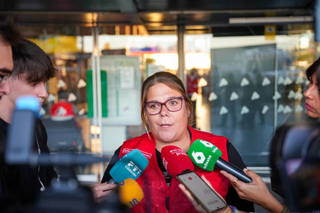 Madrid-Andalusia High-Speed Rail Line Suspended Due to the Urda Toledo Accident The head of emergency services for the Córdoba Red Cross, Nerea Casas, speaks to the media at the Julio Anguita station in Córdoba following the train accident in Urda Toledo that has forced the suspension of service on the Madrid-Andalusia high-speed line. October 28, 2026, in Córdoba, Andalusia, Spain. Initial reports of the train accident between Mora and Urda Toledo, which occurred shortly before 9:00 a.m. this Wednesday, suggest that a Renfe AVE may have struck an Iryo train from behind, causing two cars of the Iryo train to derail. October 28, 2026 María José Ló Córdoba, Andalusia, Spain Córdoba, Andalusia, Spain Spain Copyright: xMariaxJosà xLopezx 7874955