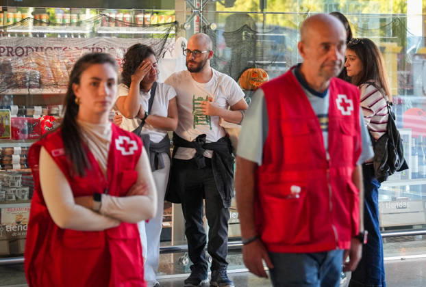 Madrid-Andalusia High-Speed Rail Service Suspended Due to the Urda Toledo Accident Red Cross personnel are assisting those affected and their families at the Julio Anguita station in Córdoba following the train accident in Urda Toledo, which has forced the suspension of service on the Madrid-Andalusia high-speed rail line. October 28, 2026 in Córdoba, Andalusia, Spain Initial reports of the train accident between Mora and Urda Toledo, which occurred shortly before 9:00 a.m. on Wednesday, suggest that a Renfe AVE train may have struck an Iryo train from behind, causing two cars of the Iryo train to derail. October 28, 2026 María José Ló Córdoba, Andalusia, Spain Córdoba, Andalusia, Spain Spain Copyright: xMariaxJosà xLopezx 7874957