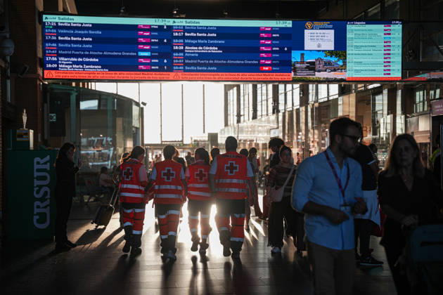 Madrid-Andalusia High-Speed Rail Service Suspended Due to the Urda Toledo Accident Red Cross personnel are assisting those affected and their families at the Julio Anguita station in Córdoba following the train accident in Urda Toledo, which has forced the suspension of service on the Madrid-Andalusia high-speed rail line. October 28, 2026 in Córdoba, Andalusia, Spain Initial reports of the train accident between Mora and Urda Toledo, which occurred shortly before 9:00 a.m. on Wednesday, suggest that a Renfe AVE may have struck an Iryo train from behind, causing two cars of the Iryo train to derail. October 28, 2026 María José Ló Córdoba, Andalusia, Spain Córdoba, Andalusia, Spain Spain Copyright: xMariaxJosà xLopezx 7874958