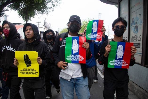 Yogyakarta students protest government policies YOGYAKARTA, INDONESIA, OCTOBER 28, 2026: Students demonstrate at the Kilometer Zero intersection in Yogyakarta, criticizing the first two years of President Prabowo Subianto and Vice President Gibran Rakabuming Raka™s administration. Protesters demand lower prices for basic necessities, access to quality education, a review of public spending and an end to militarization in civilian spaces. They also call for forest and land fires to be declared a national disaster. Yogyakarta Indonesia Copyright: x xTopenxAnggaraxSaputrax xJNAxPressx