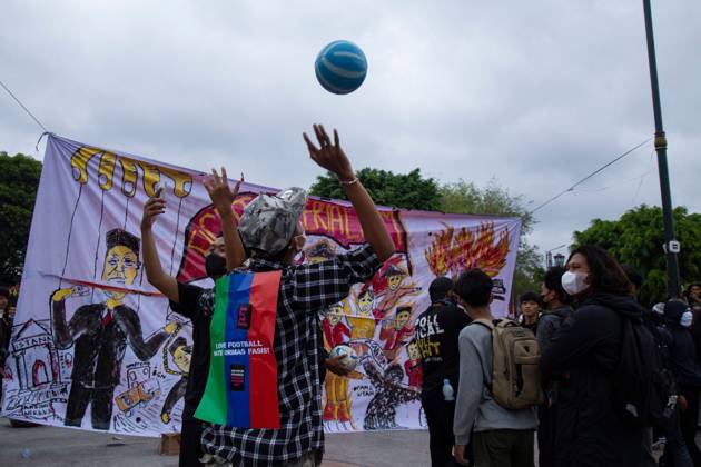 Yogyakarta students protest government policies YOGYAKARTA, INDONESIA, OCTOBER 28, 2026: Students demonstrate at the Kilometer Zero intersection in Yogyakarta, criticizing the first two years of President Prabowo Subianto and Vice President Gibran Rakabuming Raka™s administration. Protesters demand lower prices for basic necessities, access to quality education, a review of public spending and an end to militarization in civilian spaces. They also call for forest and land fires to be declared a national disaster. Yogyakarta Indonesia Copyright: x xTopenxAnggaraxSaputrax xJNAxPressx