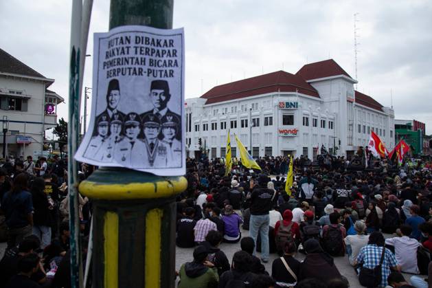 Yogyakarta students protest government policies YOGYAKARTA, INDONESIA, OCTOBER 28, 2026: Students demonstrate at the Kilometer Zero intersection in Yogyakarta, criticizing the first two years of President Prabowo Subianto and Vice President Gibran Rakabuming Raka™s administration. Protesters demand lower prices for basic necessities, access to quality education, a review of public spending and an end to militarization in civilian spaces. They also call for forest and land fires to be declared a national disaster. Yogyakarta Indonesia Copyright: x xTopenxAnggaraxSaputrax xJNAxPressx