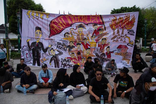 Yogyakarta students protest government policies YOGYAKARTA, INDONESIA, OCTOBER 28, 2026: Students demonstrate at the Kilometer Zero intersection in Yogyakarta, criticizing the first two years of President Prabowo Subianto and Vice President Gibran Rakabuming Raka™s administration. Protesters demand lower prices for basic necessities, access to quality education, a review of public spending and an end to militarization in civilian spaces. They also call for forest and land fires to be declared a national disaster. Yogyakarta Indonesia Copyright: x xTopenxAnggaraxSaputrax xJNAxPressx