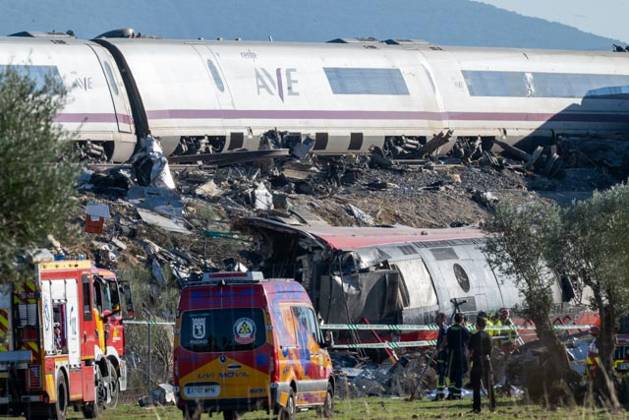 October 28, 2026, Urda, Toledo, Spain: At least 68 people have died and dozens more were injured after two high-speed passenger trains collided near Urda station in the province of Toledo on Wednesday morning, regional authorities confirmed. The catastrophe occurred at approximately 08:53 AM when a state-owned Renfe AVE train struck the rear of a stationary train operated by private carrier Iryo. More than 500 passengers were on board both convoys, which were traveling along the Madrid-Andalusia high-speed corridor. Spanish Transport Minister oscar Puente stated that the collision followed a safety system failure, after which an inexplicable order was issued from the control center allowing the AVE to proceed despite a red signal. P  - ZUMAd308 20261028_zsp_d308_015 Copyright: xJuanxCarlosxLucasx