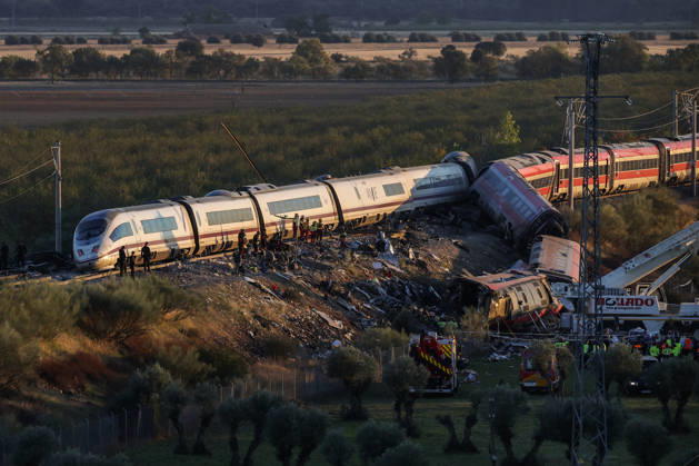 News Bilder des Tages Two Trains Collide at Urda Station in Toledo Emergency responders are on the scene, October 28, 2026, in Urda, Toledo, Castilla-La Mancha, Spain. Two trains collided on the morning of Wednesday, October 28, at the station in the Toledo town of Urda. Firefighters from the Alcázar de San Juan and Orgaz stations, Civil Protection teams from several surrounding towns, three medical helicopters, and two ambulances. OCTOBER 28, 2026 Alejandro Martínez Vé Urda, Toledo, Castile-La Mancha Urda, Toledo, Castile-La Mancha, Spain Copyright: xAlejandroxMartinezxVÃ lezx 7874969