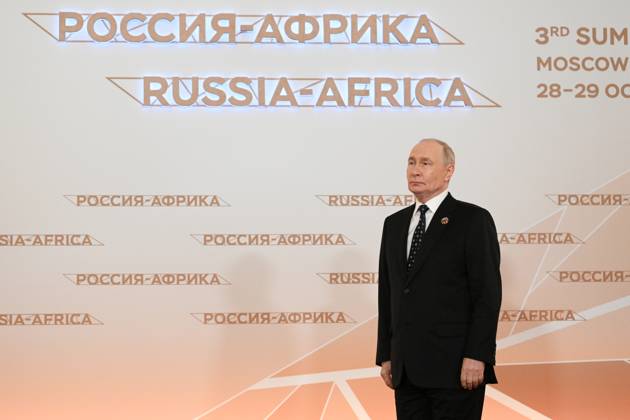 President Vladimir Putin officially greets heads of delegation at Russia-Africa Summit 9276104 28.10.2026 President Vladimir Putin during an official greeting ceremony for heads of delegation at the 3rd Russia-Africa Summit. Alexandr Kryazhev Sputnik Crediting the source in the following order photographer s name Russia-Africa Summit and Economic and Humanitarian forum host ÑÄhoto agency is mandatory when using the photo Moscow Russia  Copyright: xAlexandrxKryazhevx