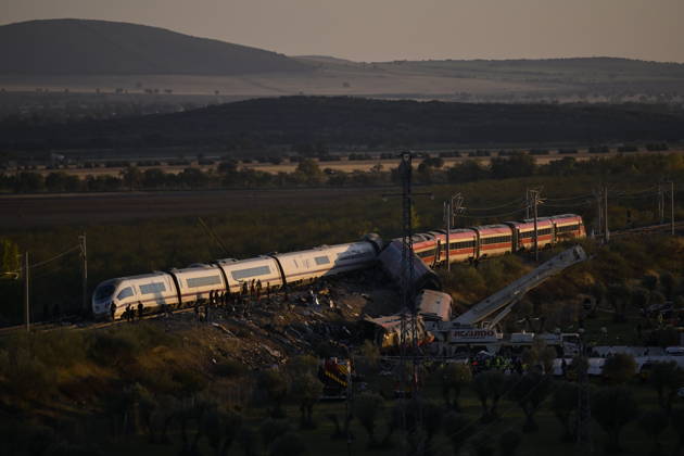 News Bilder des Tages At least 68 dead, 80 injured in high-speed train crash in central Spain TOLEDO, SPAIN - OCTOBER 28: Emergency teams work at the scene of a collision involving two high-speed trains near Urda station in Toledo province, Spain, on October 28, 2026. The death toll has risen to 68, according to Spanish media reports. Preliminary information suggests that a Renfe AVE train struck the rear of a stationary Iryo train, causing two carriages to derail and fall down an embankment. Emergency crews continue rescue and response operations as authorities investigate the cause of the collision. Burak Akbulut Anadolu Toledo Spain. Editorial use only. Please get in touch for any other usage.  Copyright: x2026xAnadoluxBurakxAkbulutx