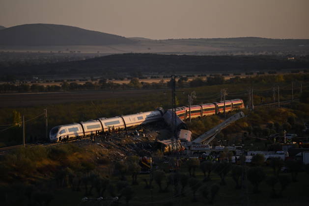 At least 68 dead, 80 injured in high-speed train crash in central Spain TOLEDO, SPAIN - OCTOBER 28: Emergency teams work at the scene of a collision involving two high-speed trains near Urda station in Toledo province, Spain, on October 28, 2026. The death toll has risen to 68, according to Spanish media reports. Preliminary information suggests that a Renfe AVE train struck the rear of a stationary Iryo train, causing two carriages to derail and fall down an embankment. Emergency crews continue rescue and response operations as authorities investigate the cause of the collision. Burak Akbulut Anadolu Toledo Spain. Editorial use only. Please get in touch for any other usage.  Copyright: x2026xAnadoluxBurakxAkbulutx
