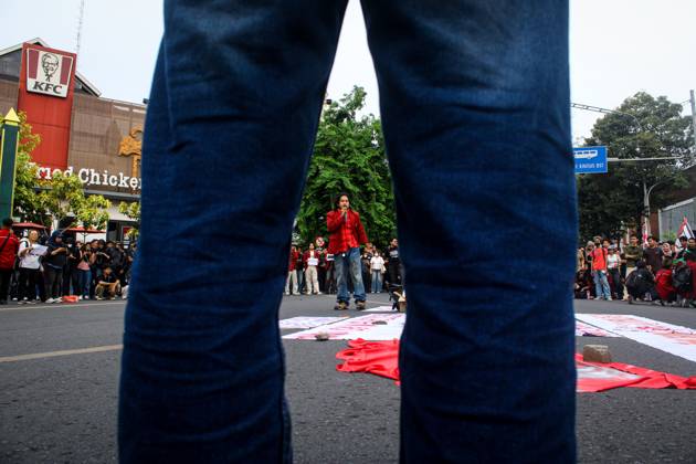 October 28, 2026, Surakarta, Indonesia: SURAKARTA, INDONESIA - October 28, 2026: Students and members of the general public take part in a demonstration on Slamet Riyadi Street. The demonstration was organized to protest the poor performance of the Prabowo-Gibran administration over the past two years. Surakarta Indonesia - ZUMAq101 20261028_zna_q101_190 Copyright: xAhmadxFauzixHerdiansyahx