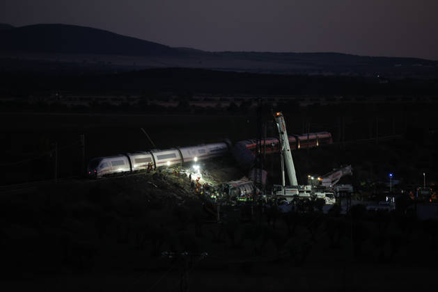 Two Trains Collide at Urda Station in Toledo Emergency responders are using flashlights at the scene of the accident on October 28, 2026, in Urda, Toledo, Castilla-La Mancha, Spain. Two trains collided on the morning of Wednesday, October 28, at the station in the Toledo town of Urda. Firefighters from the Alcázar de San Juan and Orgaz stations, Civil Protection teams from several surrounding towns, three medical helicopters, and two ambulances. OCTOBER 28, 2026 Alejandro Martínez Vé Urda, Toledo, Castile-La Mancha Urda, Toledo, Castile-La Mancha, Spain Copyright: xAlejandroxMartinezxVÃ lezx 7874971