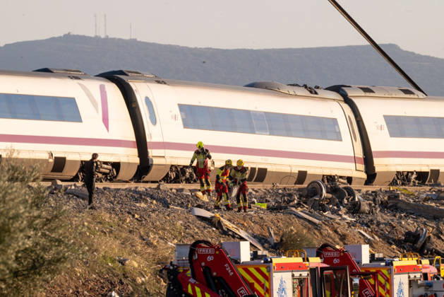 October 28, 2026, Urda, Toledo, Spain: October 28, 2026, Urda, Toledo, Spain: At least 68 people have died and dozens more were injured after two high-speed passenger trains collided near Urda station in the province of Toledo on Wednesday morning, regional authorities confirmed. The catastrophe occurred at approximately 08:53 AM when a state-owned Renfe AVE train struck the rear of a stationary train operated by private carrier Iryo. More than 500 passengers were on board both convoys, which were traveling along the Madrid-Andalusia high-speed corridor. Spanish Transport Minister o¼ scar Puente stated that the collision followed a safety system failure, after which an inexplicable order was issued from the control center allowing the - ZUMAd308 20261028_zsp_d308_027 Copyright: xJuanxCarlosxLucasx