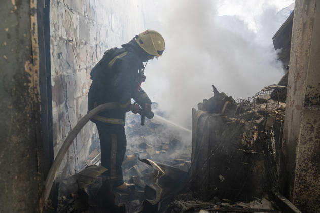 Russian drone strike on postal facility in Kharkiv leaves one dead and four injured KHARKIV, UKRAINE - OCTOBER 28: Emergency personnel work at the scene following a Russian attack on a postal service branch in Kharkiv, Ukraine, on October 28, 2026. Local authorities reported that Russian forces struck the facility around 12:55 p.m. using a Geran-3 attack drone, triggering a fire at the site that resulted in the death of a 38-year-old man and injured four others including a woman. Serhii Masin Anadolu Kharkiv Ukraine. Editorial use only. Please get in touch for any other usage.  Copyright: x2026xAnadoluxSerhiixMasinx