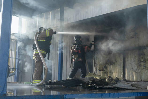 Russian drone strike on postal facility in Kharkiv leaves one dead and four injured KHARKIV, UKRAINE - OCTOBER 28: Emergency personnel work at the scene following a Russian attack on a postal service branch in Kharkiv, Ukraine, on October 28, 2026. Local authorities reported that Russian forces struck the facility around 12:55 p.m. using a Geran-3 attack drone, triggering a fire at the site that resulted in the death of a 38-year-old man and injured four others including a woman. Serhii Masin Anadolu Kharkiv Ukraine. Editorial use only. Please get in touch for any other usage.  Copyright: x2026xAnadoluxSerhiixMasinx