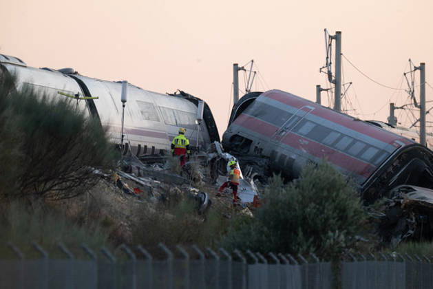 October 28, 2026, Urda, Toledo, Spain: October 28, 2026, Urda, Toledo, Spain: At least 68 people have died and dozens more were injured after two high-speed passenger trains collided near Urda station in the province of Toledo on Wednesday morning, regional authorities confirmed. The catastrophe occurred at approximately 08:53 AM when a state-owned Renfe AVE train struck the rear of a stationary train operated by private carrier Iryo. More than 500 passengers were on board both convoys, which were traveling along the Madrid-Andalusia high-speed corridor. Spanish Transport Minister o¼ scar Puente stated that the collision followed a safety system failure, after which an inexplicable order was issued from the control center allowing the - ZUMAd308 20261028_zsp_d308_058 Copyright: xJuanxCarlosxLucasx