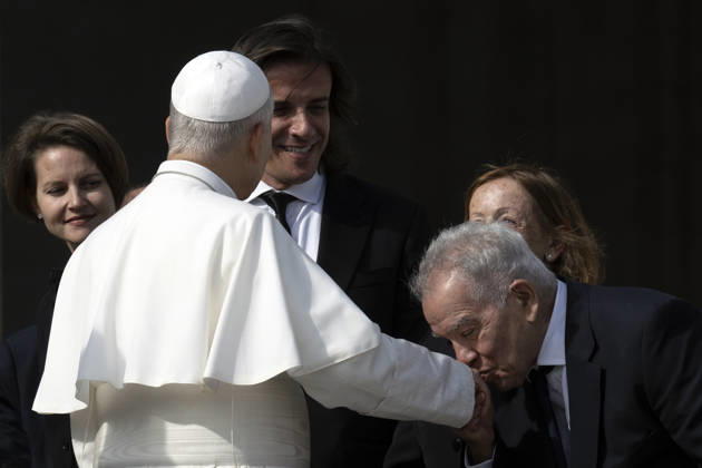 ITALY - POPE - VATICAN-2026 10 28 Italy, Rome, Vatican, 2026 10 28 Pope Leo XIV waves to faithful as he leaves after the weekly general audience in St. Peter s Square at the Vatican n . EDITORIAL USE ONLY - NO BOOKS Copyright: xALESSIAxGIULIANIx xCatholicxPressxPhotox