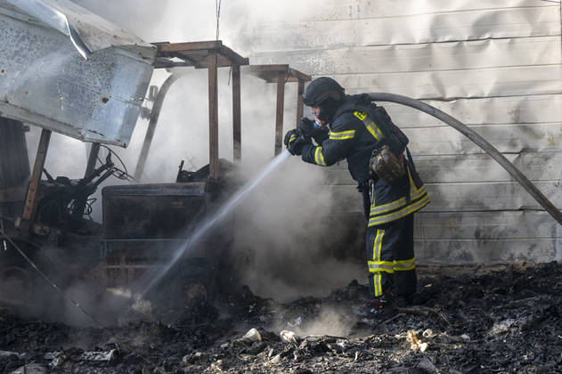 Russian drone strike on postal facility in Kharkiv leaves one dead and four injured KHARKIV, UKRAINE - OCTOBER 28: Emergency personnel work at the scene following a Russian attack on a postal service branch in Kharkiv, Ukraine, on October 28, 2026. Local authorities reported that Russian forces struck the facility around 12:55 p.m. using a Geran-3 attack drone, triggering a fire at the site that resulted in the death of a 38-year-old man and injured four others including a woman. Serhii Masin Anadolu Kharkiv Ukraine. Editorial use only. Please get in touch for any other usage.  Copyright: x2026xAnadoluxSerhiixMasinx