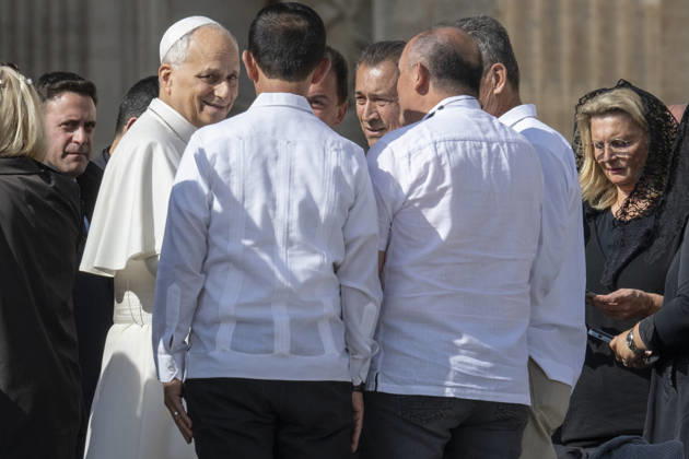 ITALY - POPE - VATICAN-2026 10 28 Italy, Rome, Vatican, 2026 10 28 Pope Leo XIV waves to faithful as he leaves after the weekly general audience in St. Peter s Square at the Vatican n . EDITORIAL USE ONLY - NO BOOKS Copyright: xALESSIAxGIULIANIx xCatholicxPressxPhotox